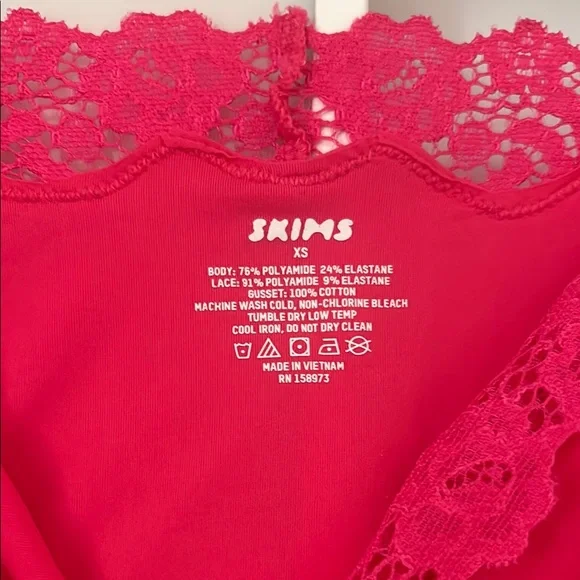 SKIMS fits everybody lace onesie - neon rose - Picture 2 of 4